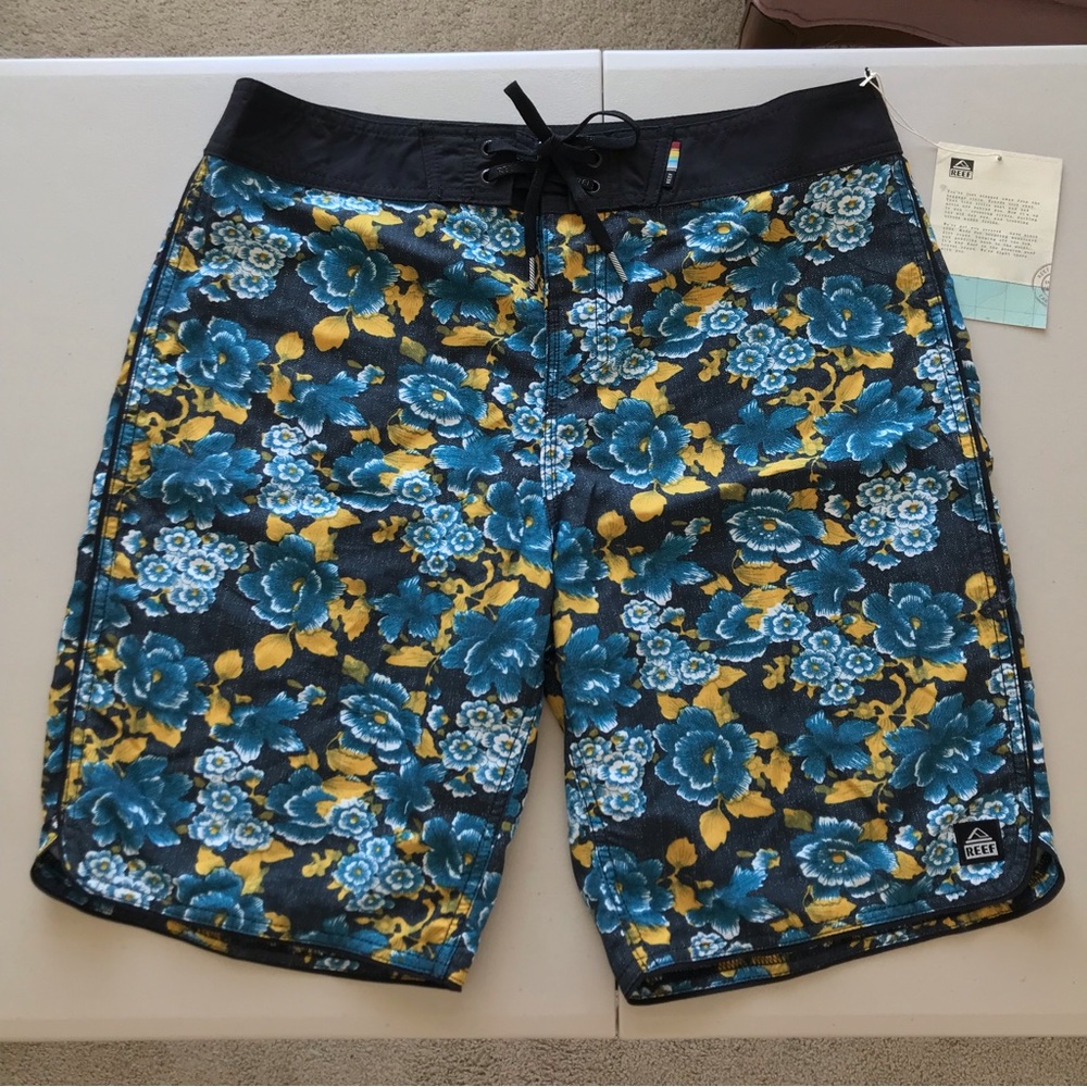 Reef // NWT 32' Waist Floral Print Board Shorts